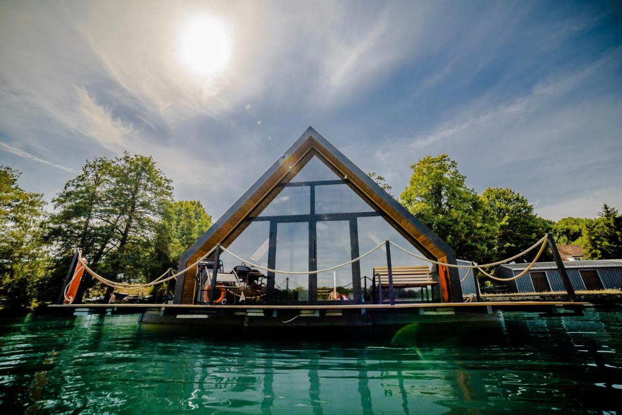 Villa Na Wodzie Fm - Czarna Perla *